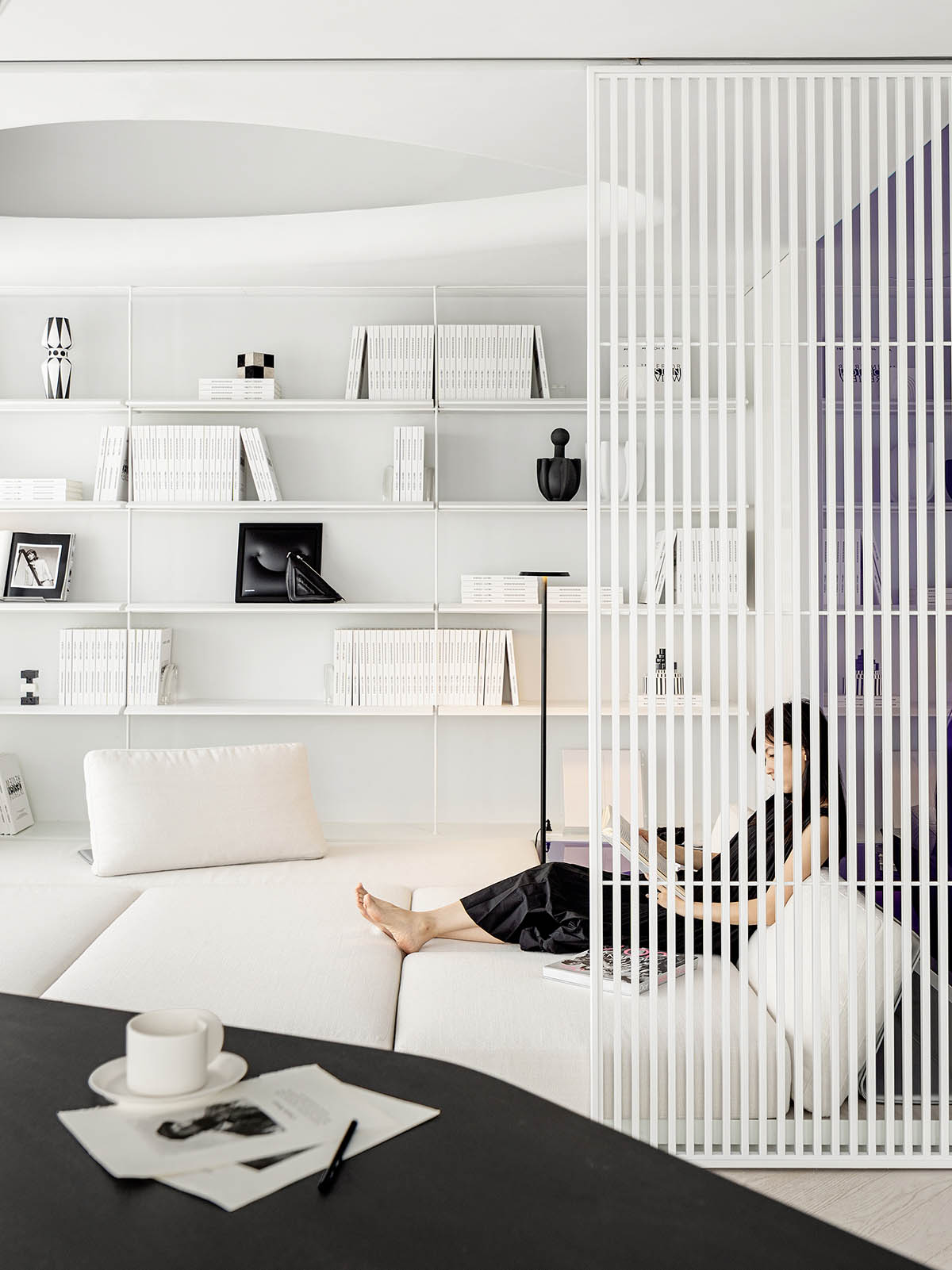 FREEFORM DESIGN completes apartment interior with fashionable and artistic look in China