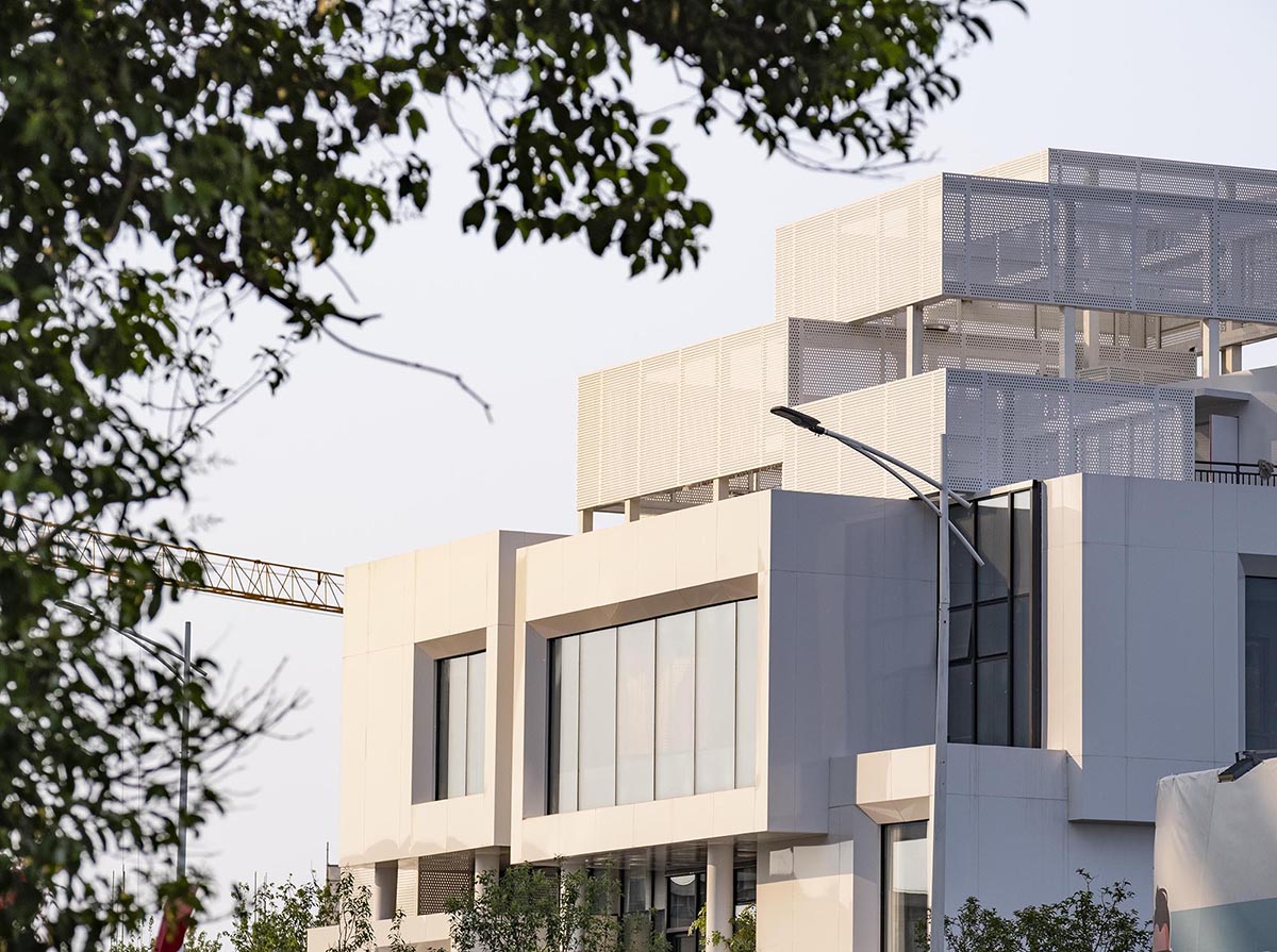 Wutopia Lab completes a Living Theatre Mount with white stacked volumes in China