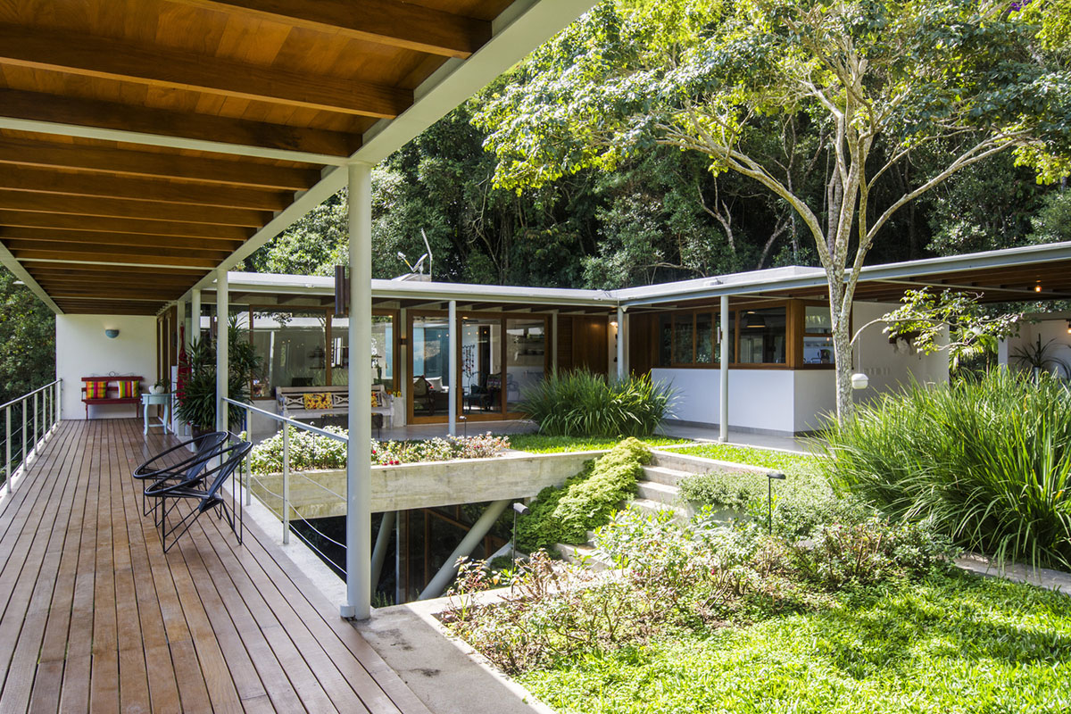 Only eight points support this linear spaceship-looking volume in the hills of Rio de Janeiro