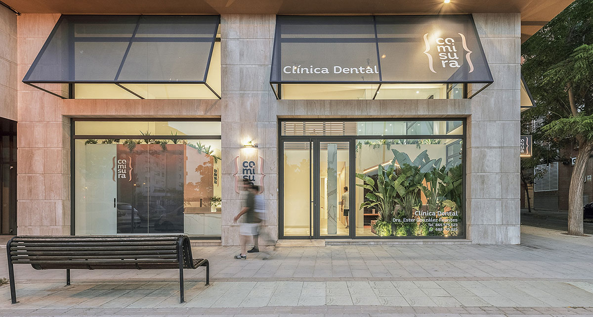 Pablo Muñoz Payá Arquitectos completes Comisura Dental Surgery with bright and colorful interiors
