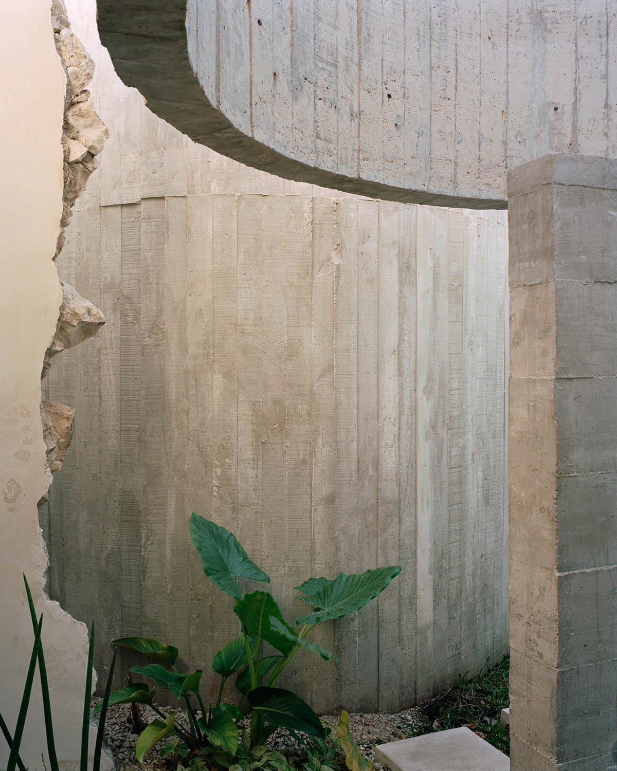 Ludwig Godefroy Architecture designs tropicalized Casa Mérida that references to Mayan antic culture