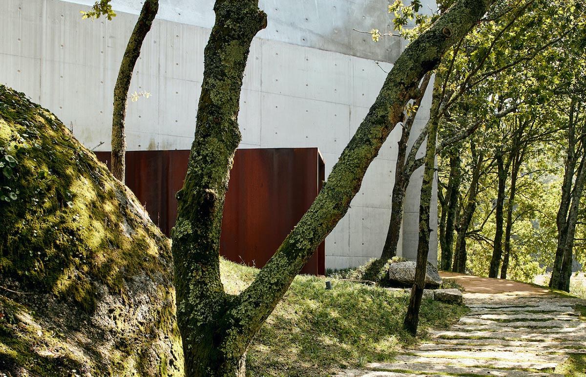 Nicholas Burns' Chapel and Meditation Room beautifully becomes one with the landscape