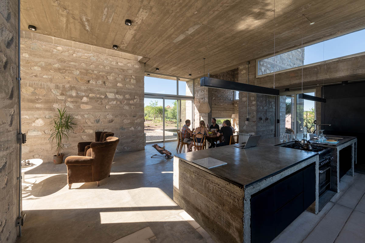 Nanzer + Vitas completes DP House mixed with concrete and stone in Córdoba