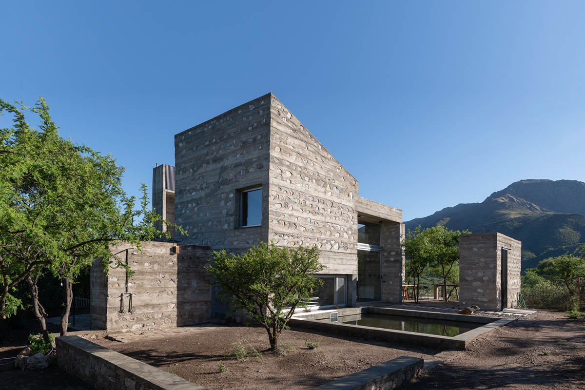 Nanzer + Vitas completes DP House mixed with concrete and stone in Córdoba