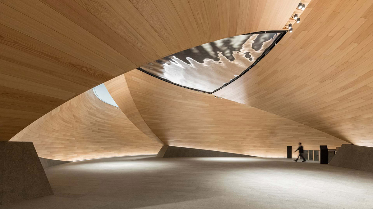 Foster + Partners completes Bloomberg’s European HQ with bronze fins in London