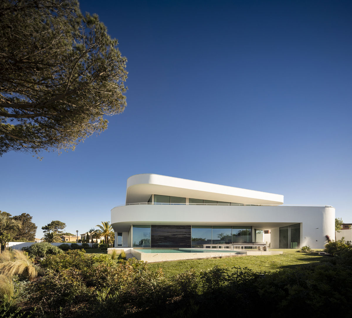 Mário Martins Atelier completes a pair of all-white holiday villas on a poetic landscape of Lagos