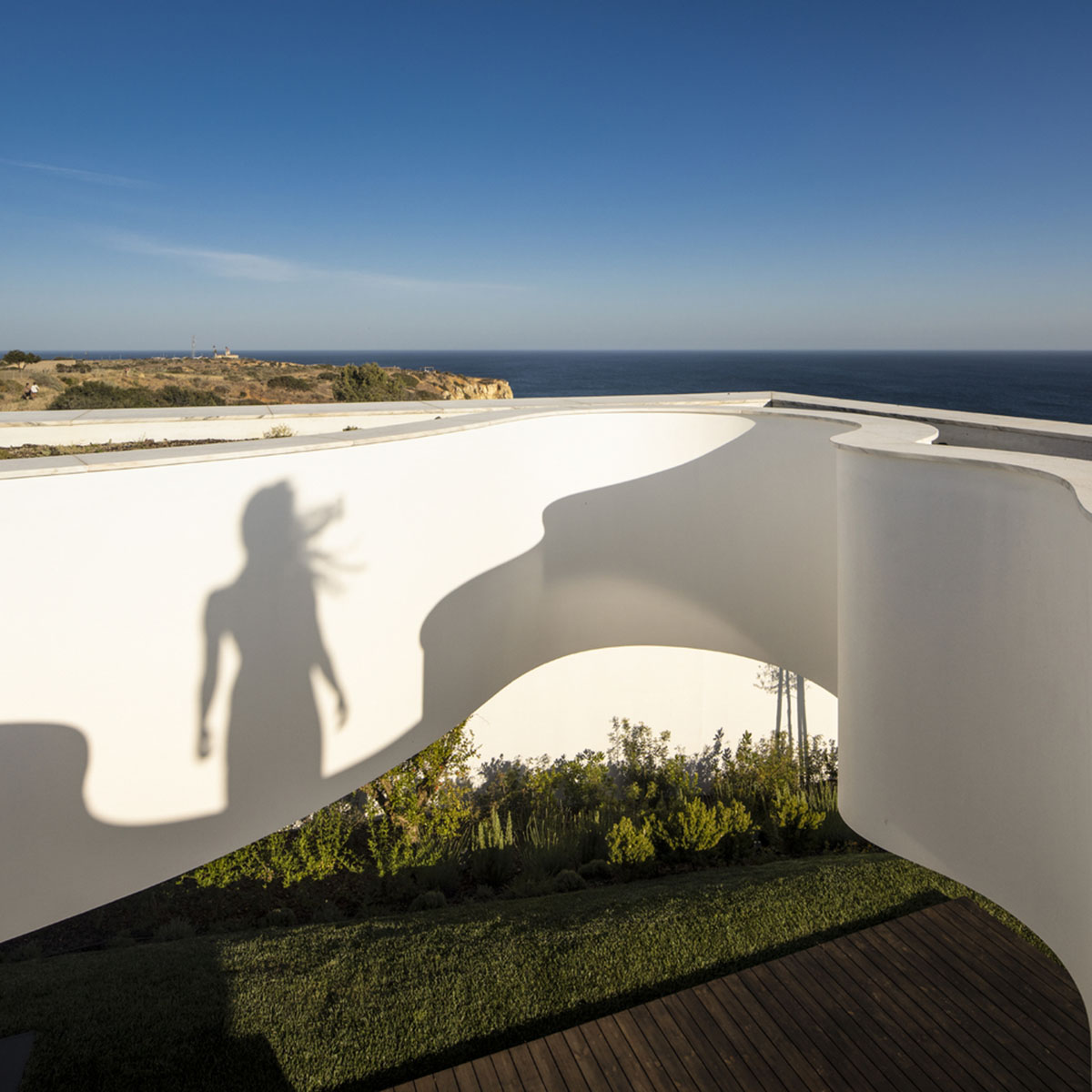 Mário Martins Atelier completes a pair of all-white holiday villas on a poetic landscape of Lagos