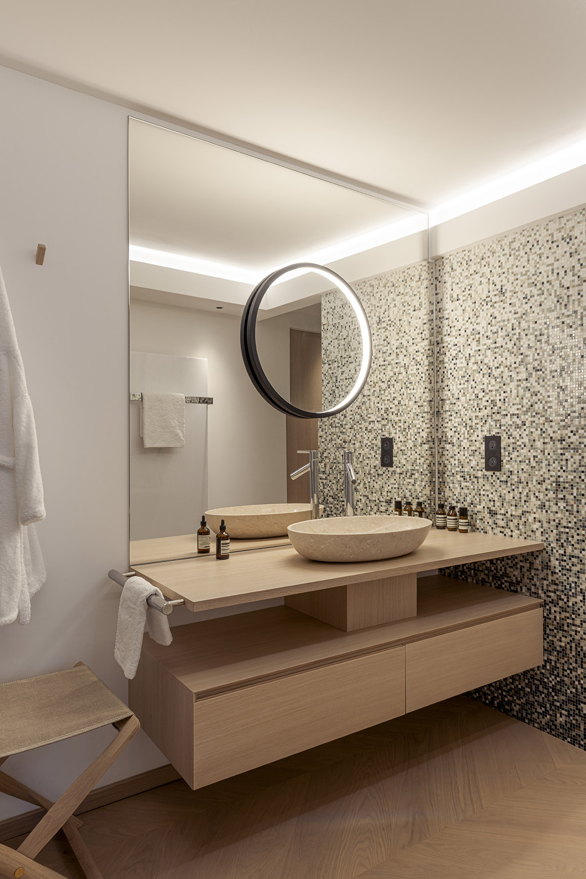 noa* converts 18th century hotel in Paris into an apartment with curved lines and scent of wood
