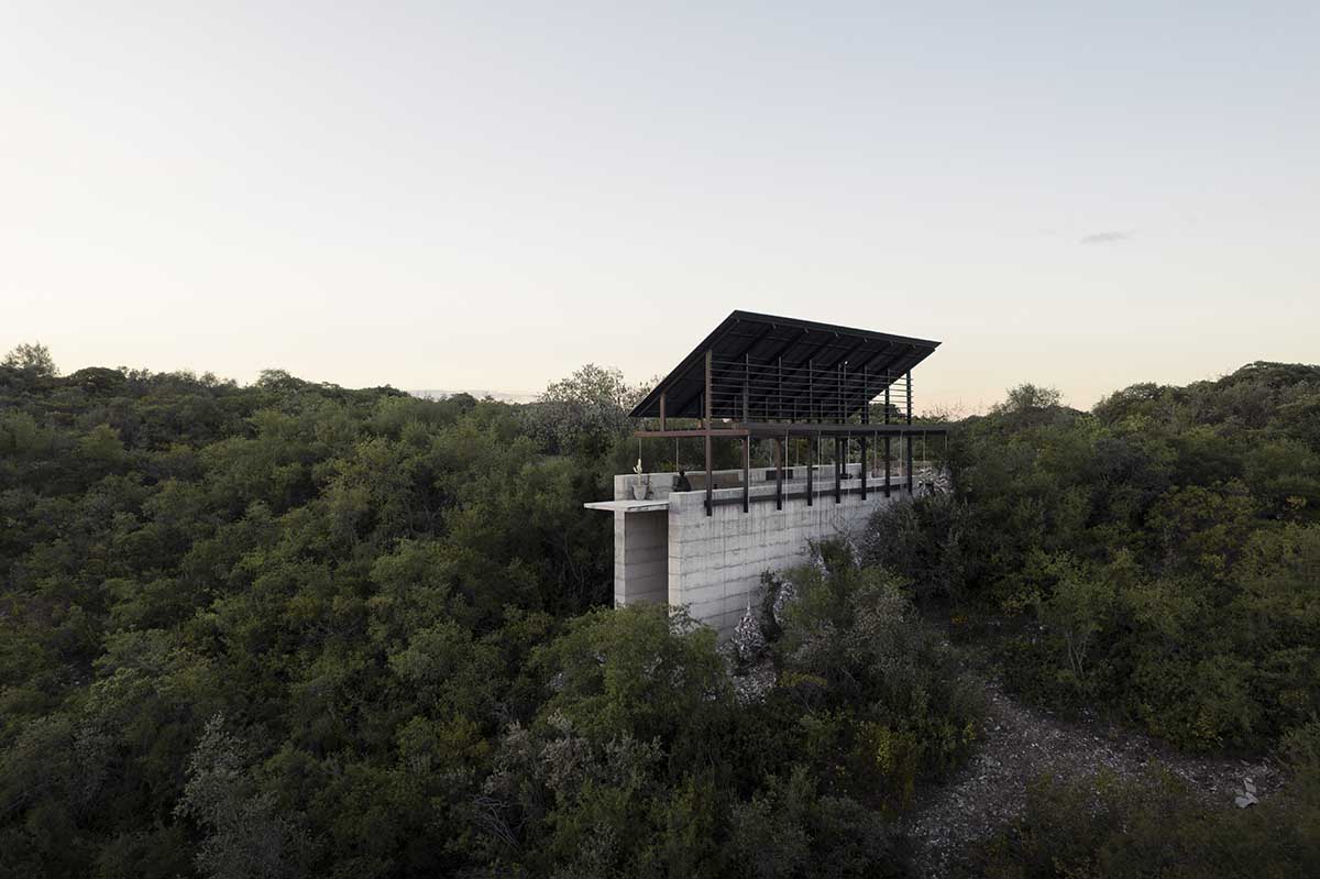 Espina Pavilion embraces structural and visual balance with minimal footprint on Mexican hills 