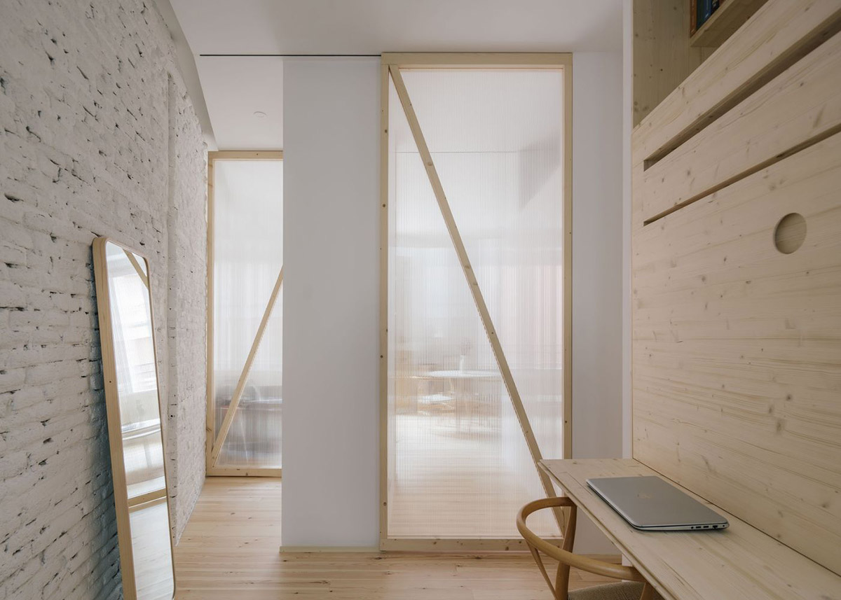 P+S Estudio de Arquitectura renovates Madrid's old apartment with moveable polycarbonate walls 