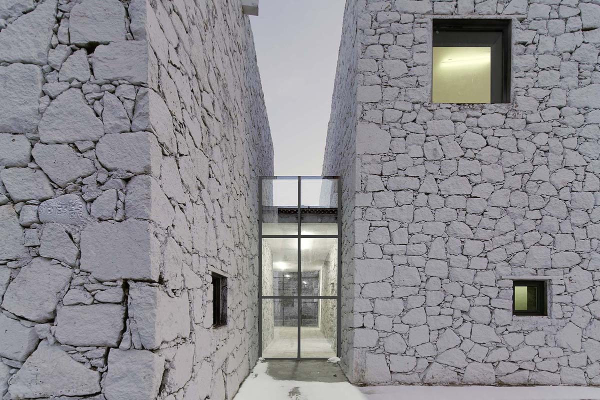 Jí Architects extends Tsenpo Museum with floating glass box overlooking snow mountains in China