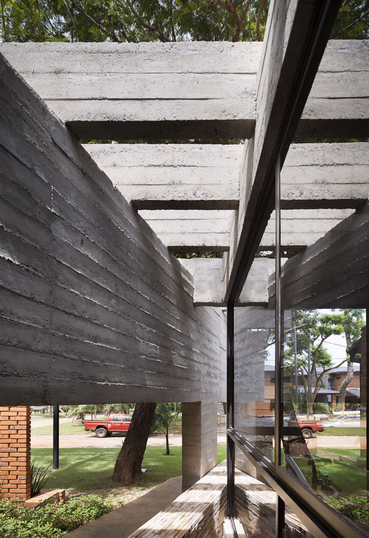 Concrete roof slabs and surfaces freely fly over this brick house in Paraguay by Culata Jovái Group