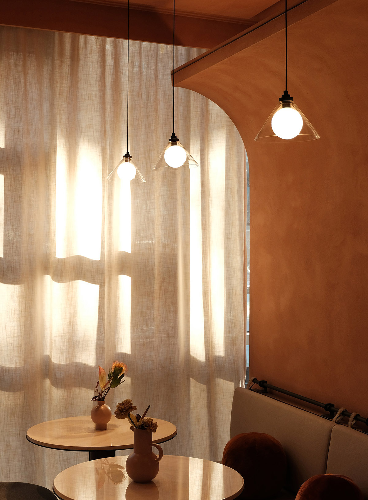 S&ograve; Studio combines metallic and pinkish-colored interior for Beijing store