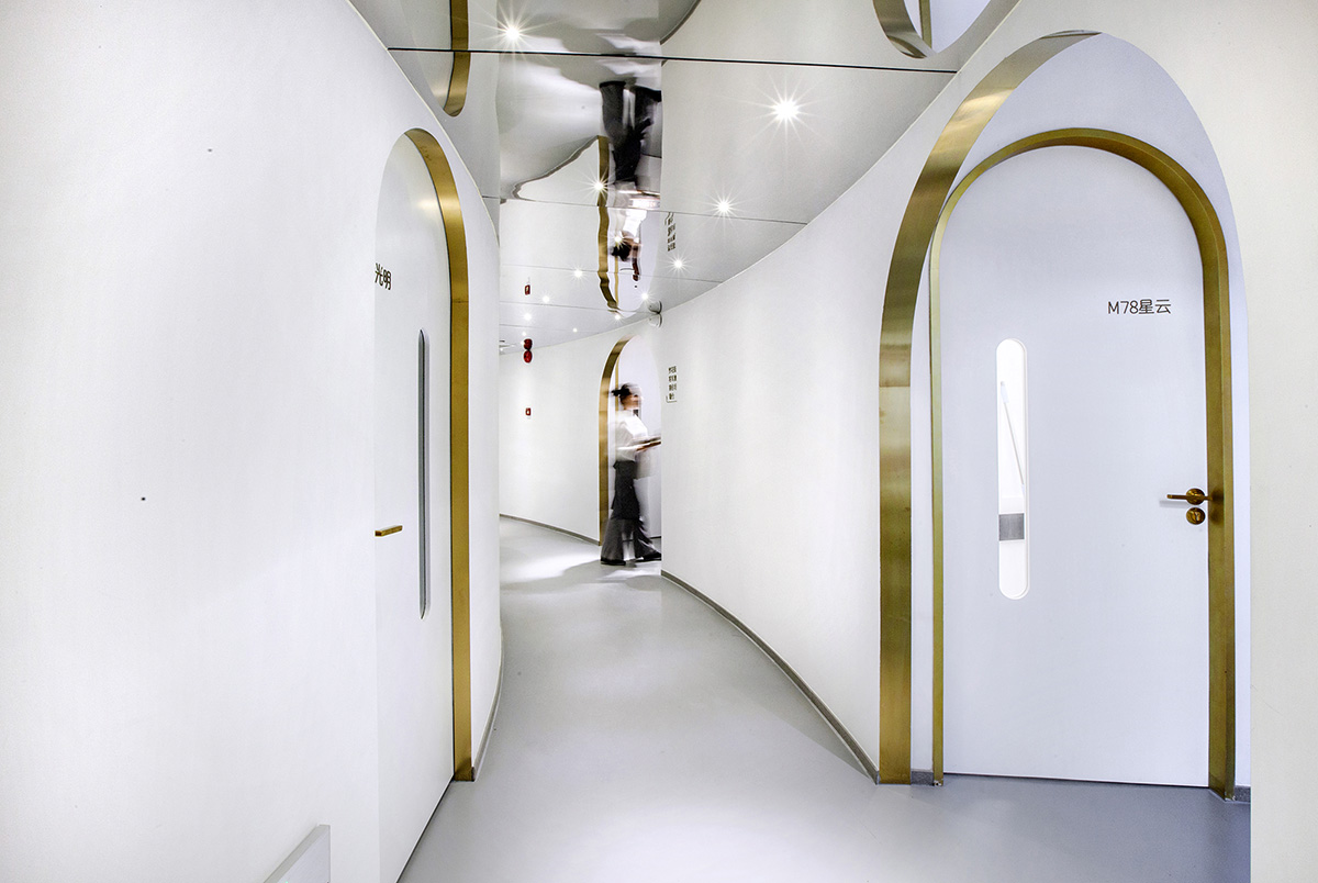 Towodesign uses metallic colors and golden pieces to create a retro atmosphere for this health store