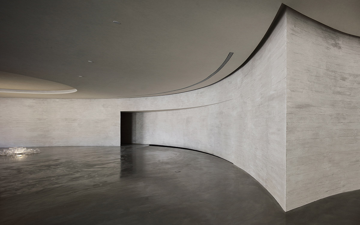 Waterfrom Design's art space features flowing walls to create