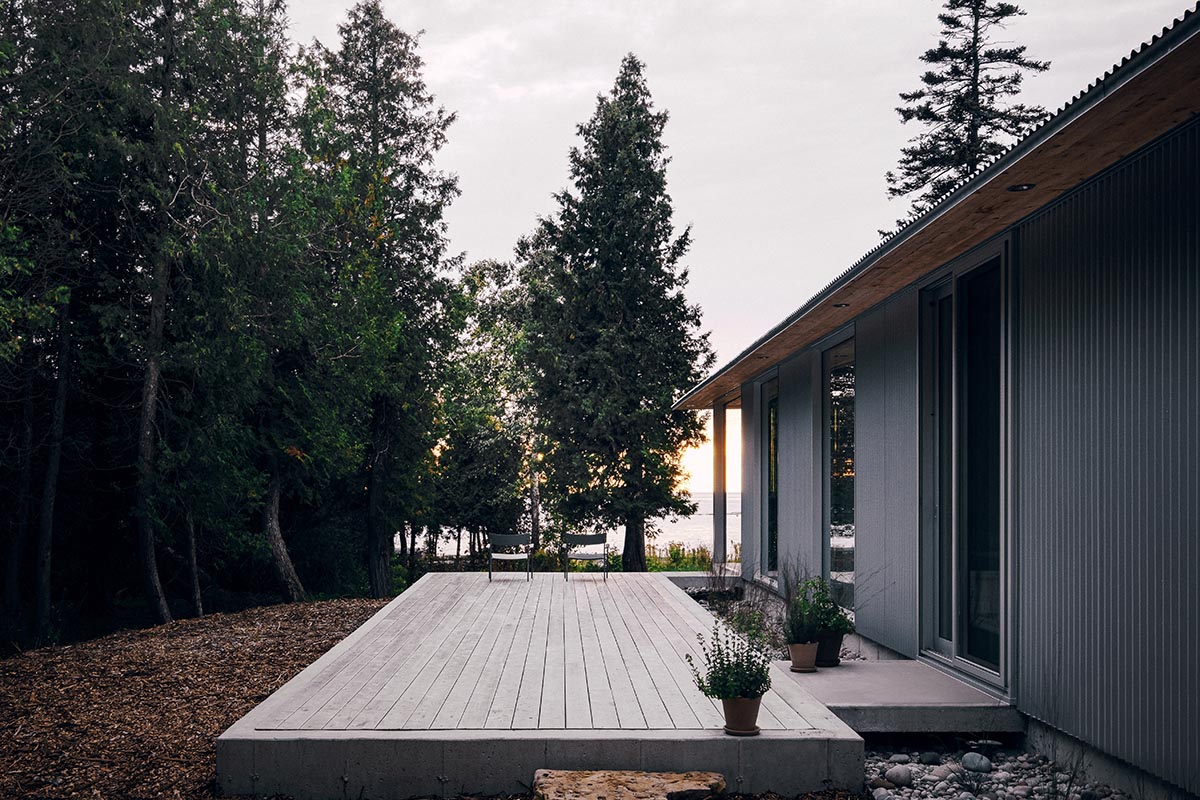 StudioAC mimics traditional farmhouse with a modern, corrugated-metal home near Toronto 