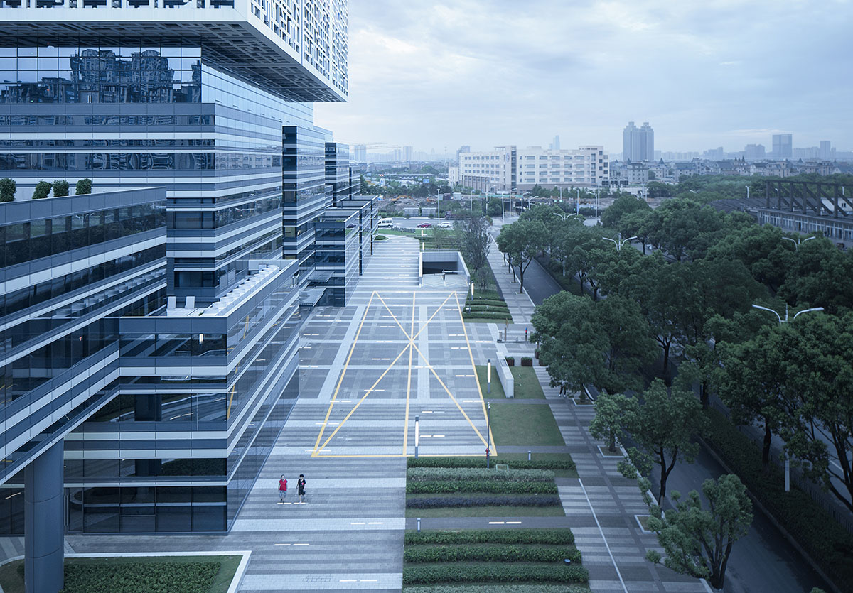 UAD completes Cube office building with staggered cubic volumes and lacework-clad tower in Hangzhou