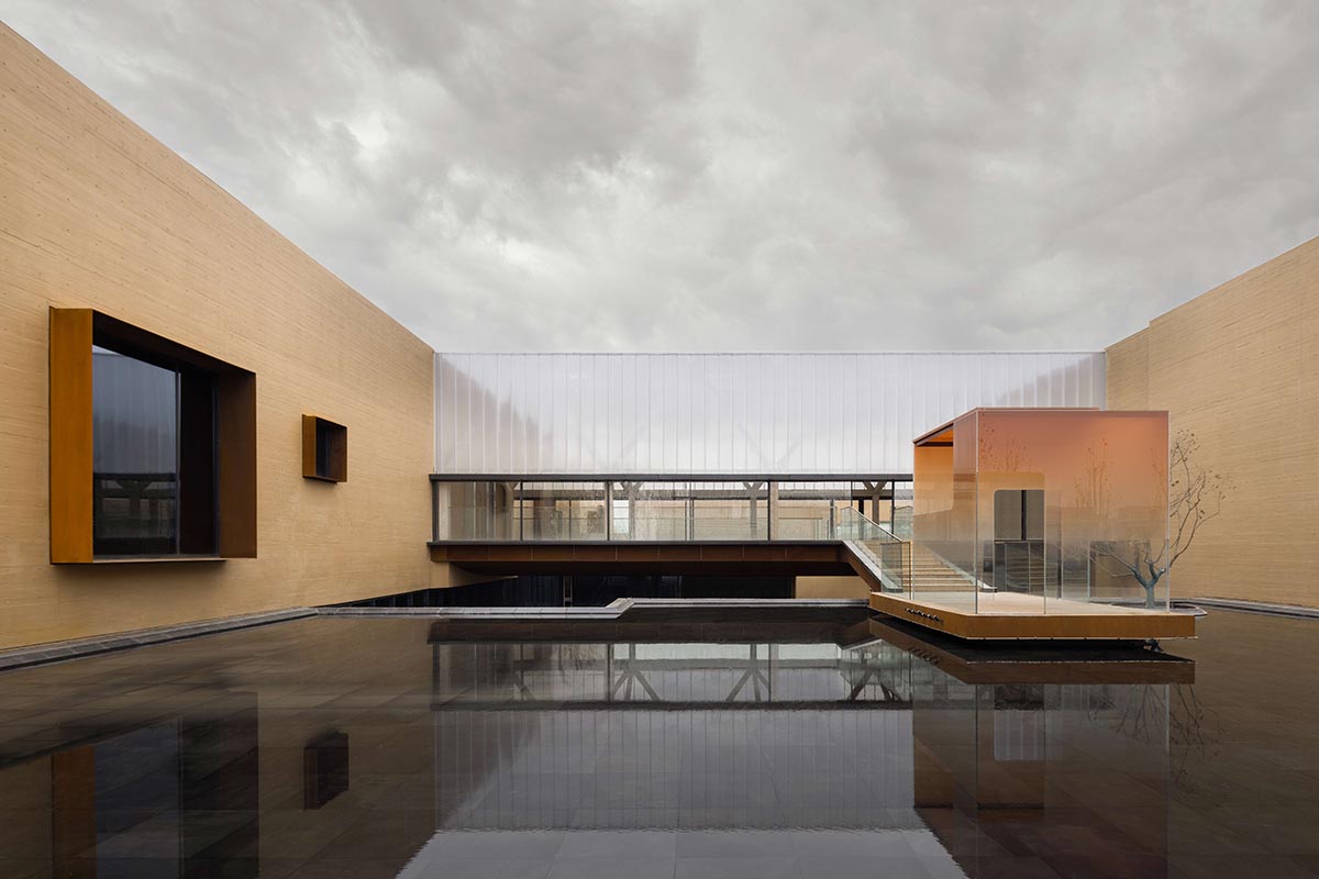 Linear placement of earth-toned walls choreographs a serene hotel by Studio A+ in China 