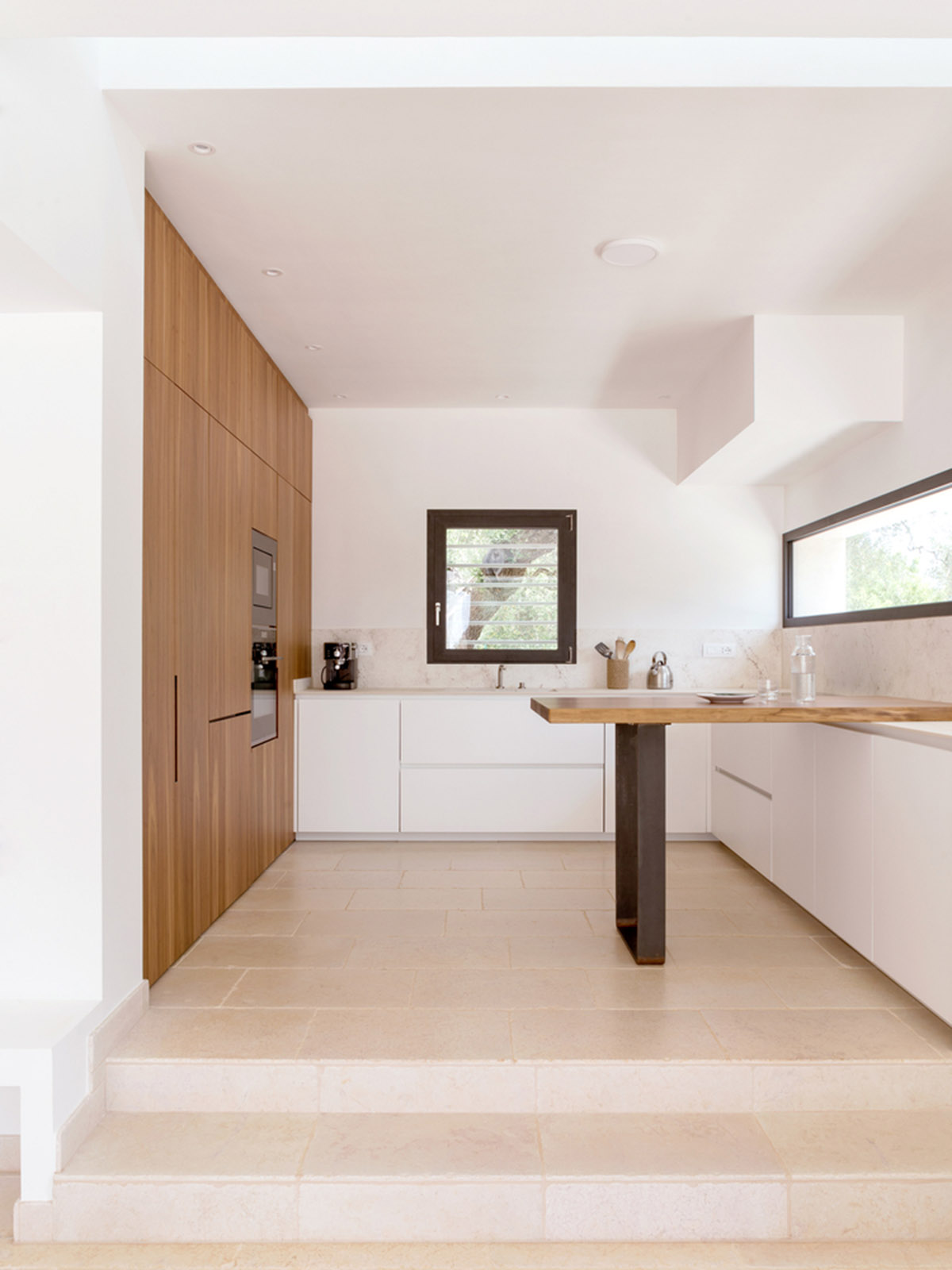 Noname Studio designs townhouse with all-white abstract sculpted volumes among olive trees