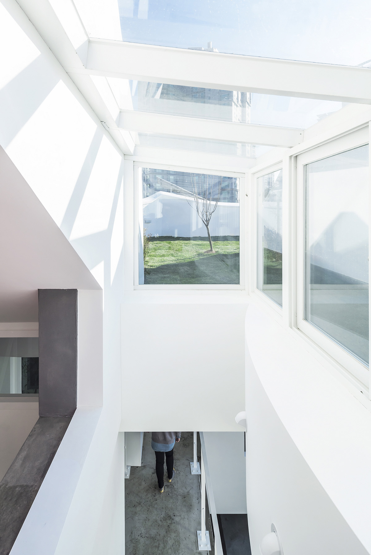 IROJE KHM Architects’ Flying House symbolizes a pilot’s daily characteristic of flight