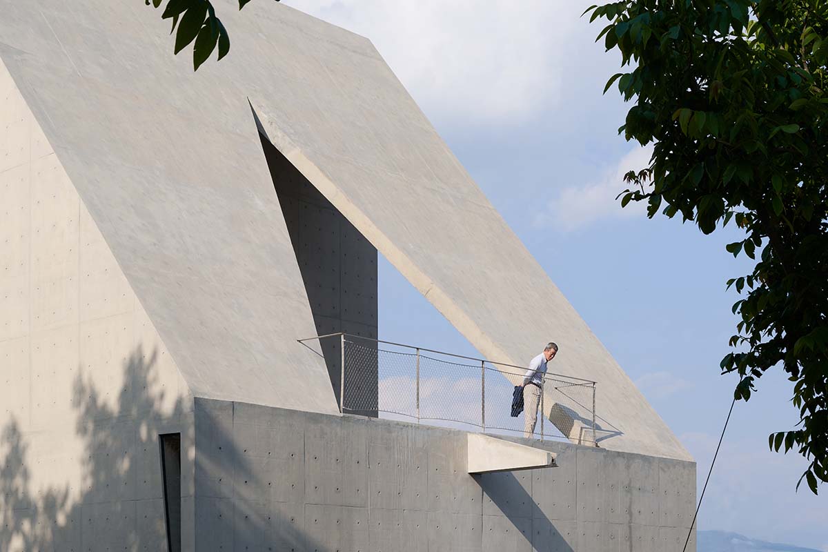 TAO completes concrete bookstore with protruding structure on a steep slope in China 