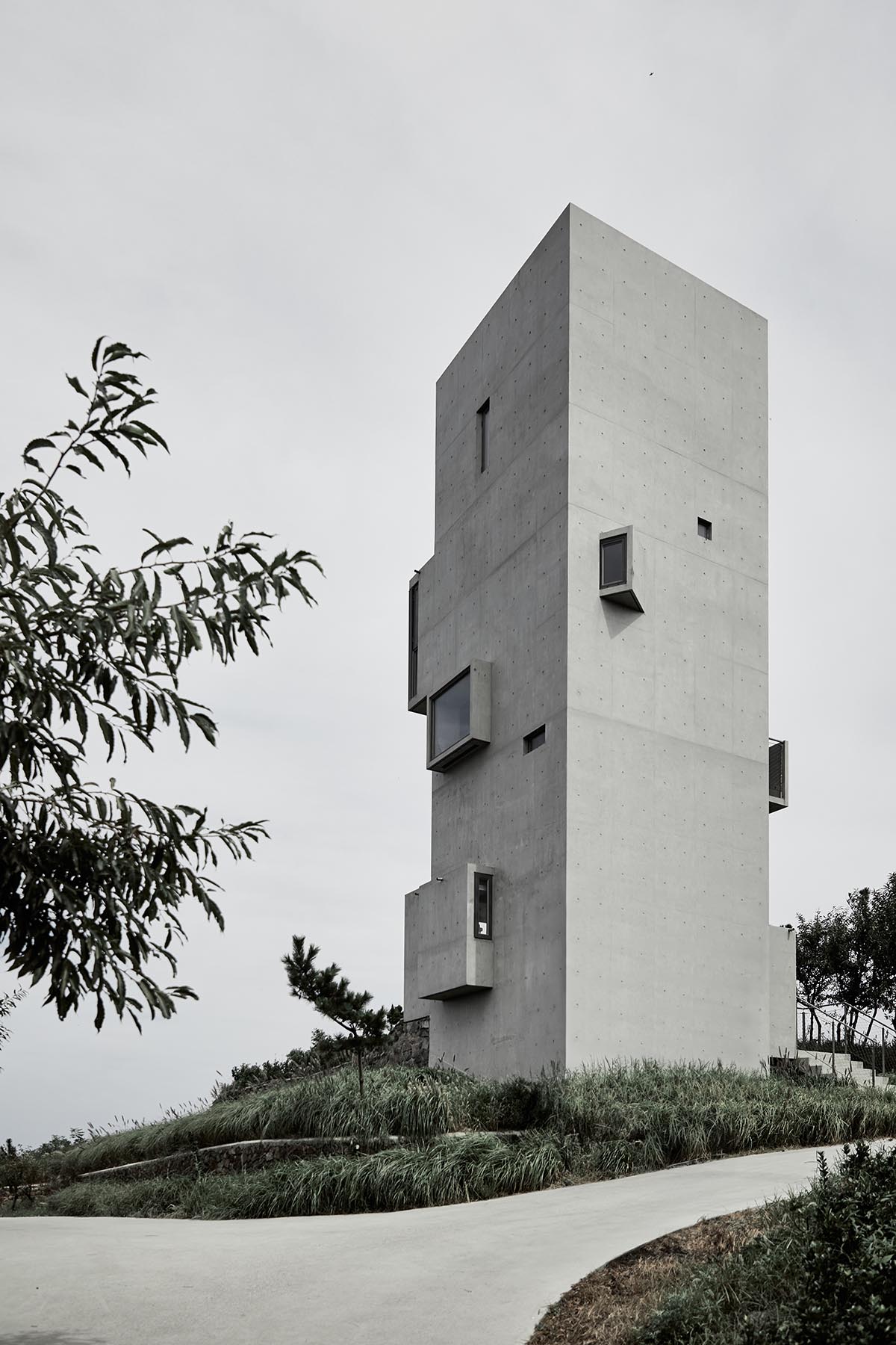 TAO built concrete cafe on a cliff as an extension of the land in China
