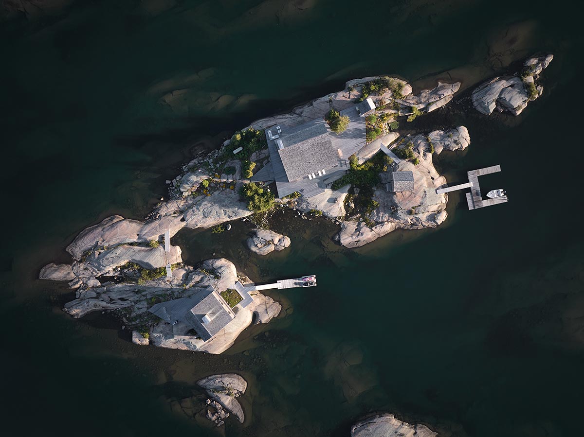 Akb Architects built cottage that blends with brownish-grey rocks in its surrounding