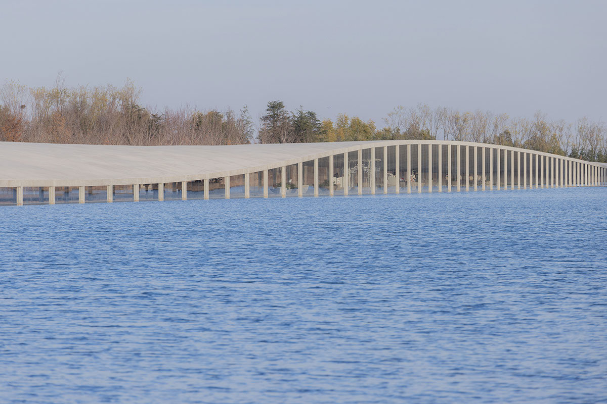 Junya Ishigami+Associates built one-kilometre-long museum on a manmade lake in China 