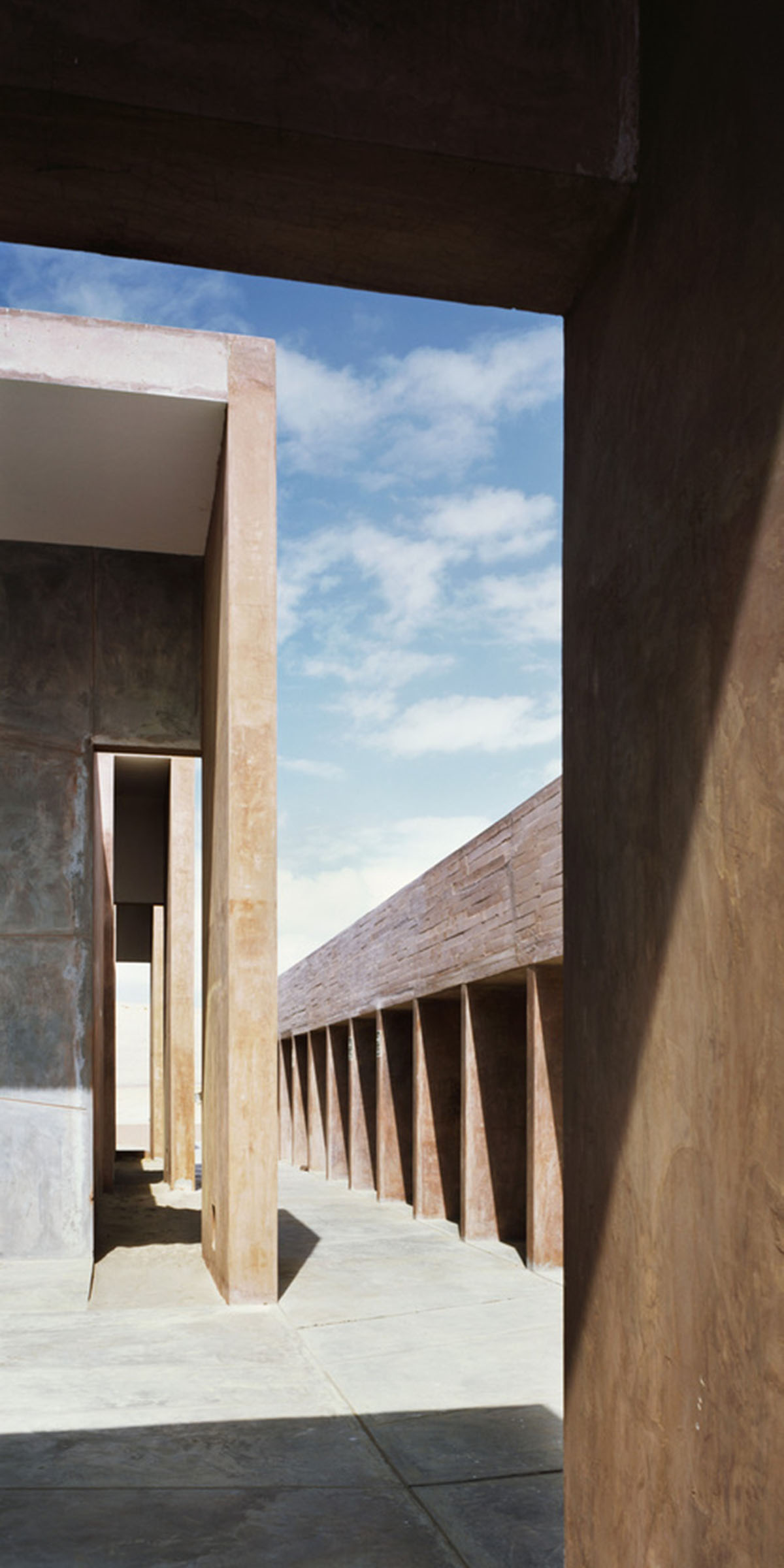 Barclay & Crousse delicately replaces old museum with red-pigmented volumes on Peruvian desert