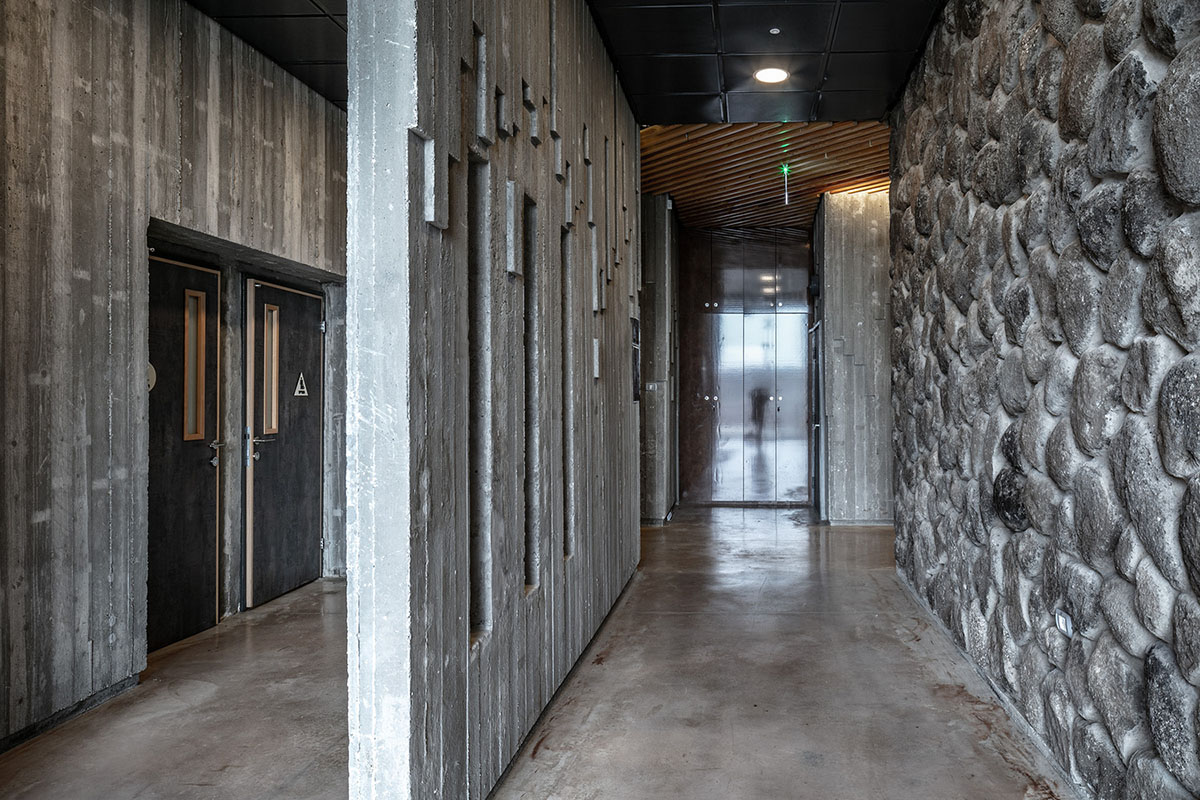 Raz Architects built this visitor center as mediational structure in an archeological site of Israel