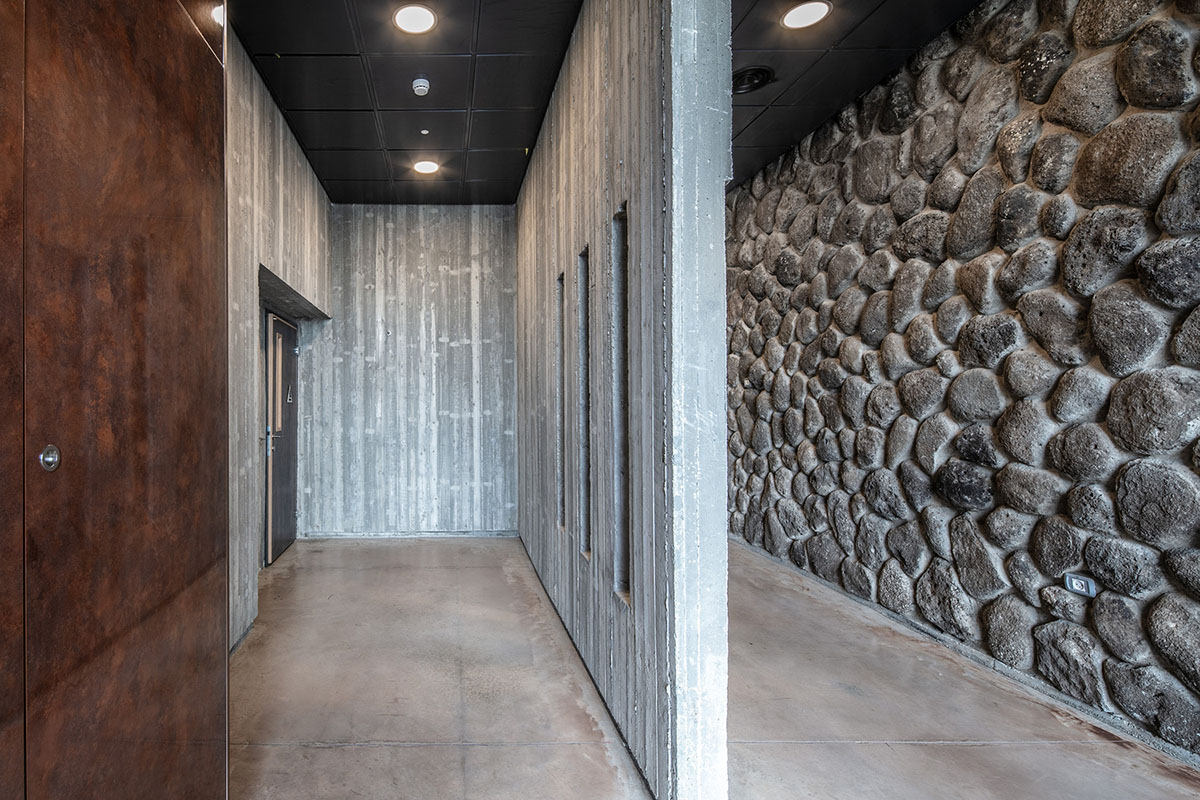 Raz Architects built this visitor center as mediational structure in an archeological site of Israel