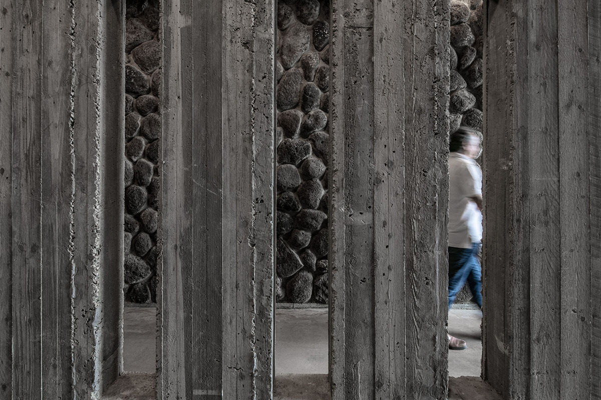 Raz Architects built this visitor center as mediational structure in an archeological site of Israel