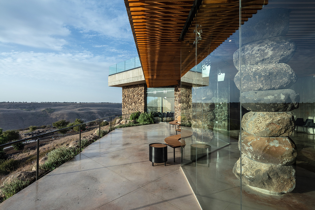 Raz Architects built this visitor center as mediational structure in an archeological site of Israel