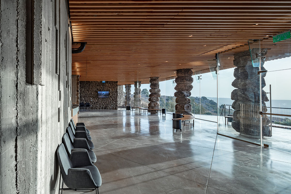 Raz Architects built this visitor center as mediational structure in an archeological site of Israel