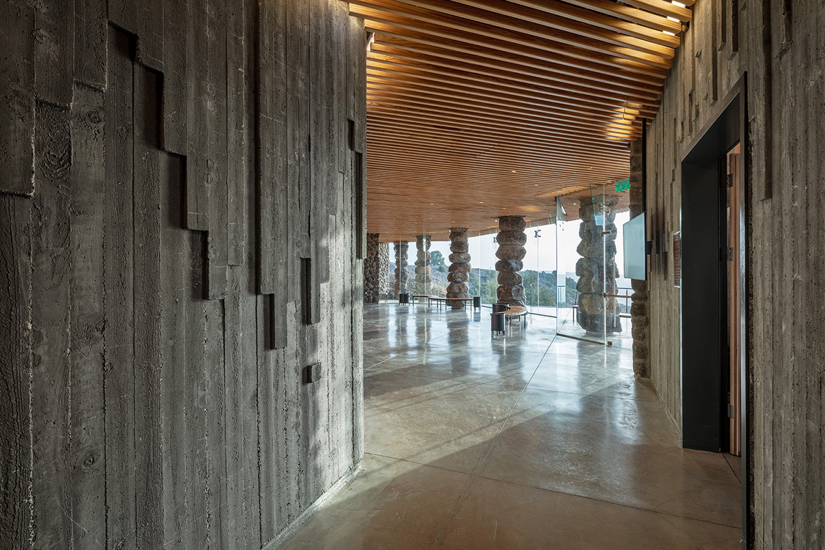 Raz Architects built this visitor center as mediational structure in an archeological site of Israel