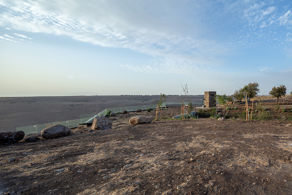 Raz Architects built this visitor center as mediational structure in an archeological site of Israel