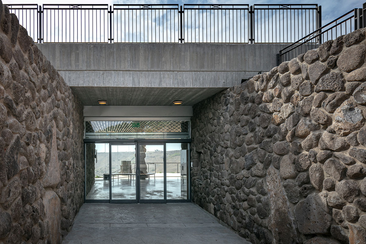 Raz Architects built this visitor center as mediational structure in an archeological site of Israel