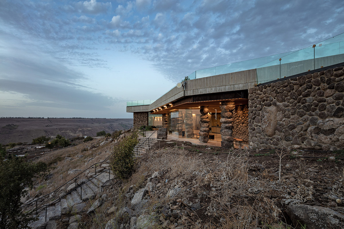 Raz Architects built this visitor center as mediational structure in an archeological site of Israel
