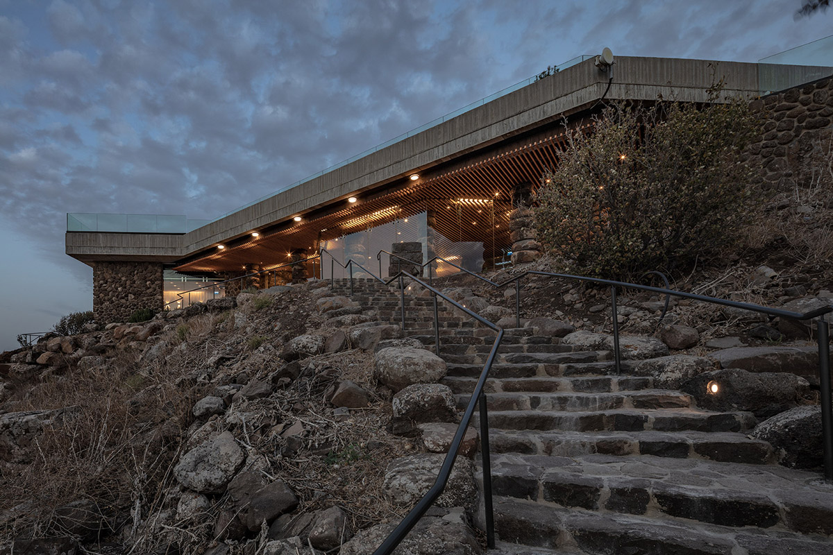 Raz Architects built this visitor center as mediational structure in an archeological site of Israel