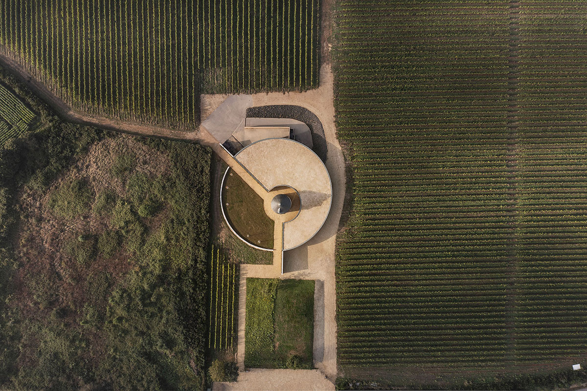 Carmen Maurice Architecture omhult een oude gerenoveerde molen met een wijnpakhuis in Sarzeau