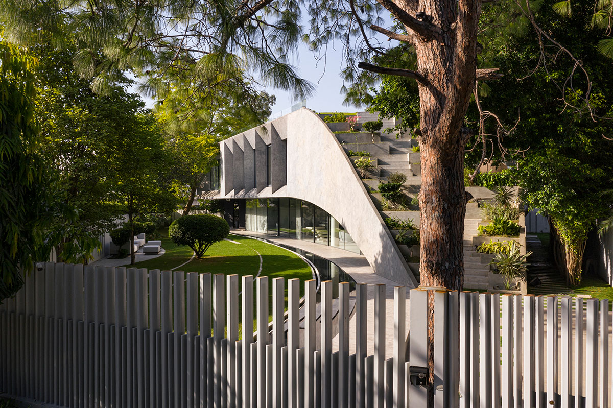 Sweeping concrete roof terrace forms private villa by Studio Symbiosis in India