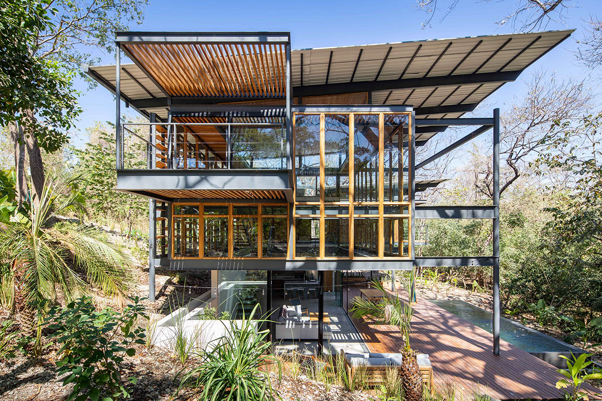 Studio Saxe completes Jungle Frame House with tropical