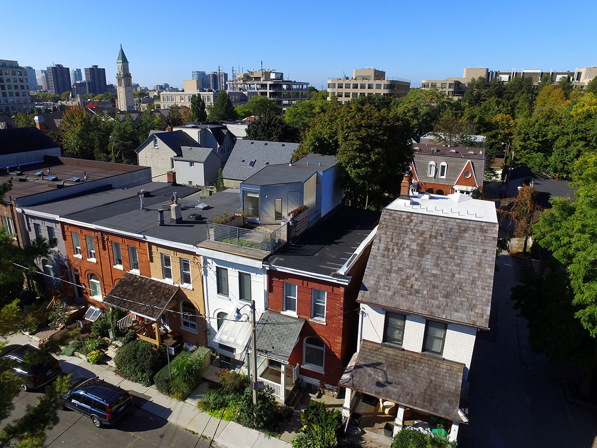 Aleph-Bau breaks Toronto’s row houses monotony with an unseen rooftop