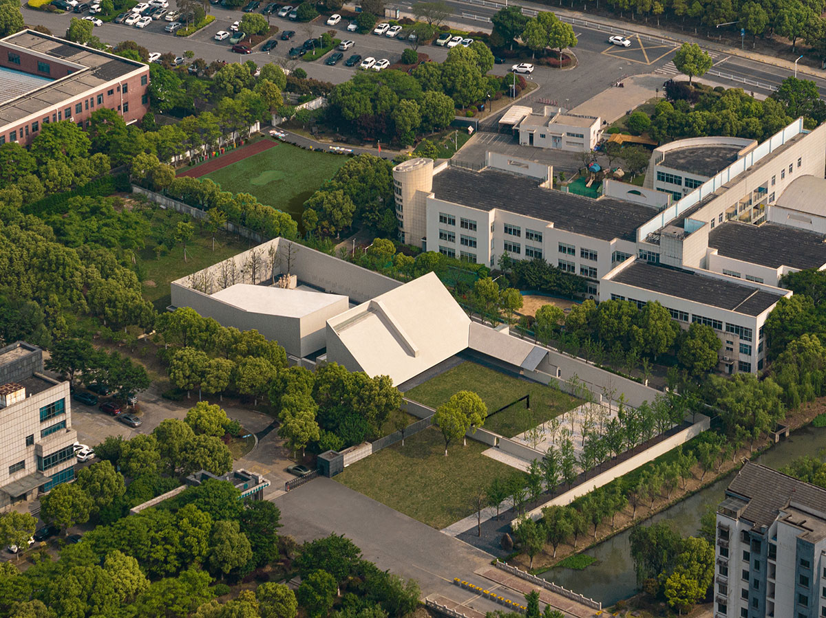 Atelier Deshaus built a memorial with enclosed walls to create a