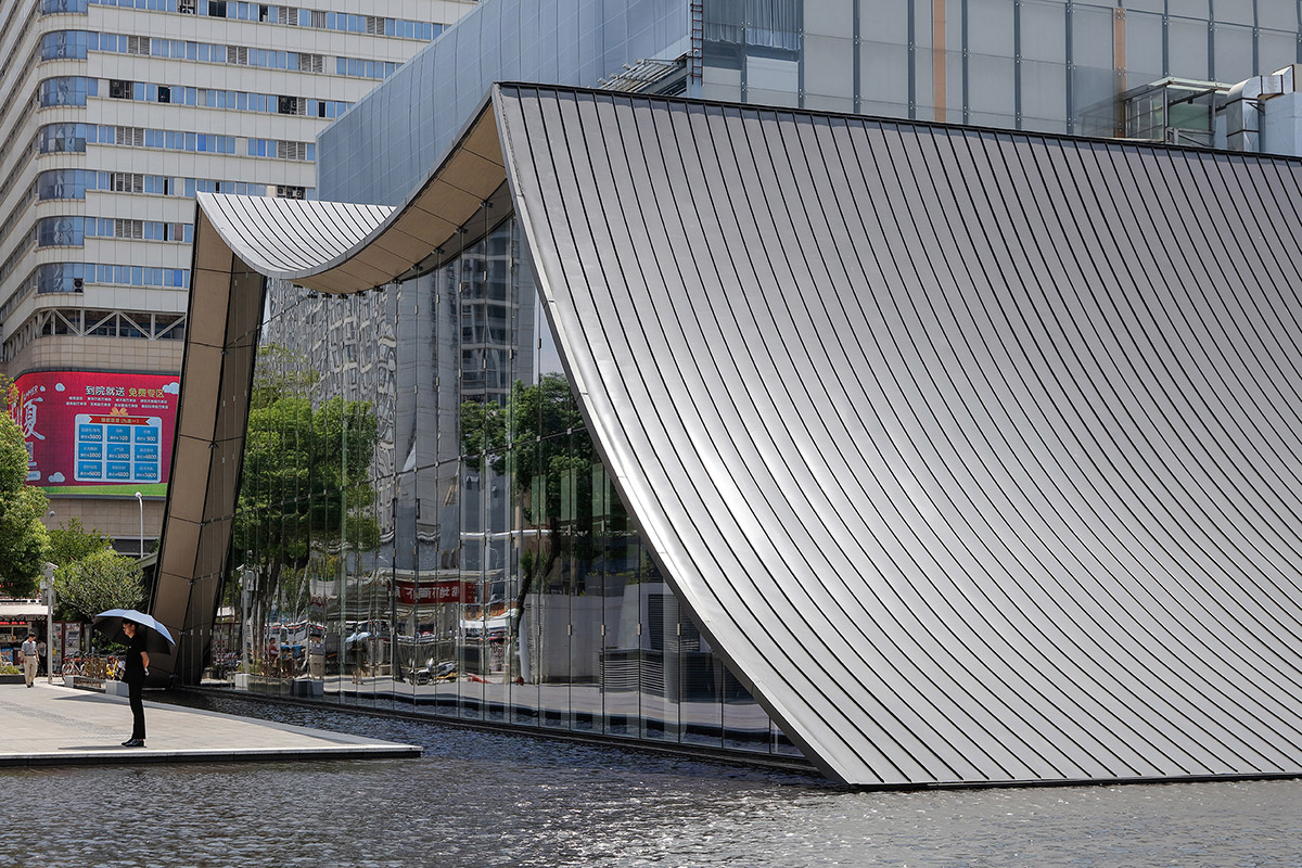 Waterfrom Design Achieved a Balance Between Historical Community Protection and a Sales Center