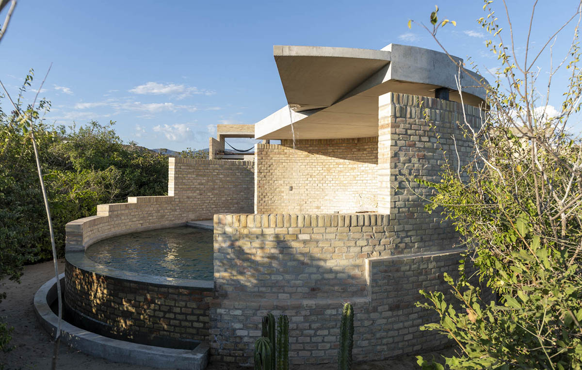 Taller de Arquitectura X / Alberto Kalach built sand-colored brick hotel within Mexican landscape