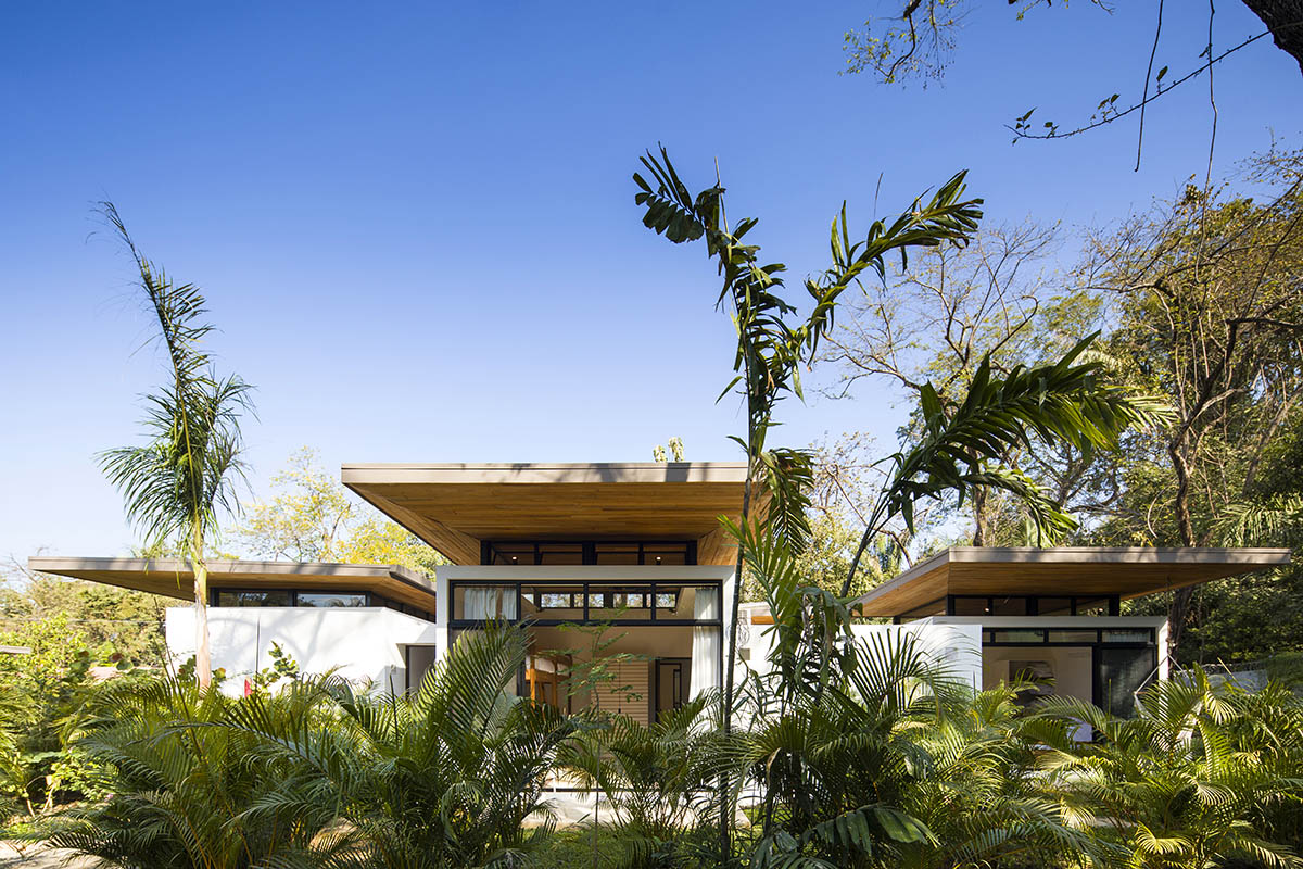 Studio Saxe’s new boutique hotel and yoga studio get lost in tropical landscape of Costa Rica
