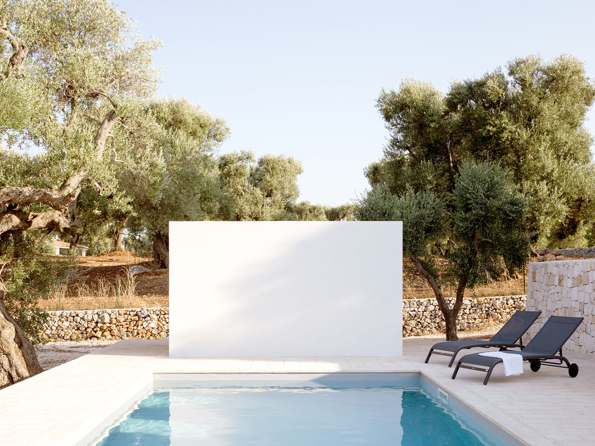 Noname Studio designs townhouse with all-white abstract sculpted volumes among olive trees