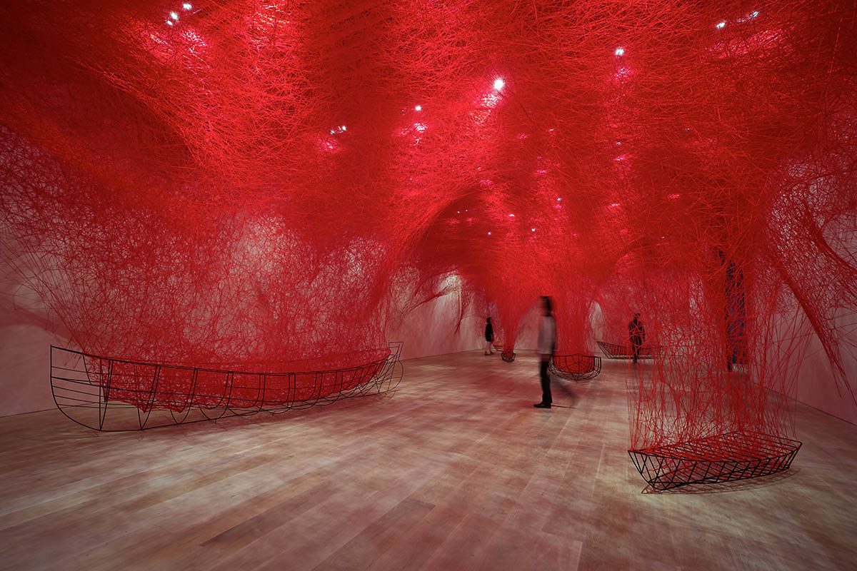 Artist Chiharu Shiota fills exhibition rooms of GOMA with intricately woven black and red threads