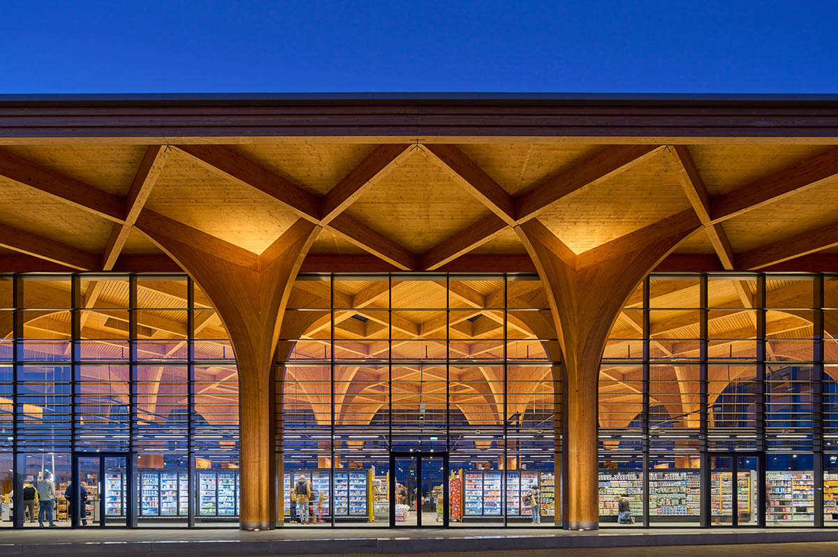 De Zwarte Hond built cathedral-like market hall with net-like wooden trusses and columns in Groningen